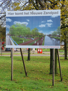 838097 Afbeelding van het bouwbord 'Hier komt het Nieuwe Zandpad', aan het Zandpad bij de Einsteindreef te Utrecht. ...